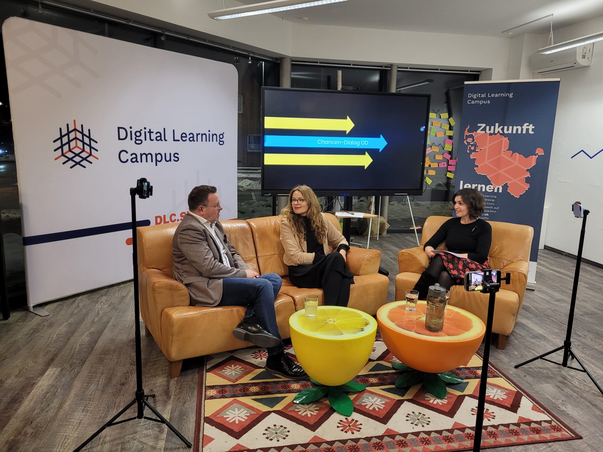 Jana Schmidt lädt Gäste aus Politik, Gesellschaft, Bildung und Wirtschaft auf ihr Sofa ein